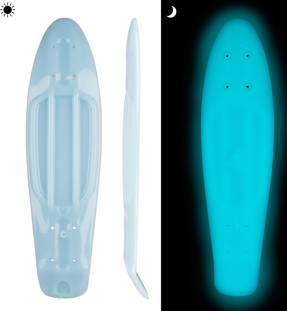 Tumsā spīdoša Penny board klāja daļa